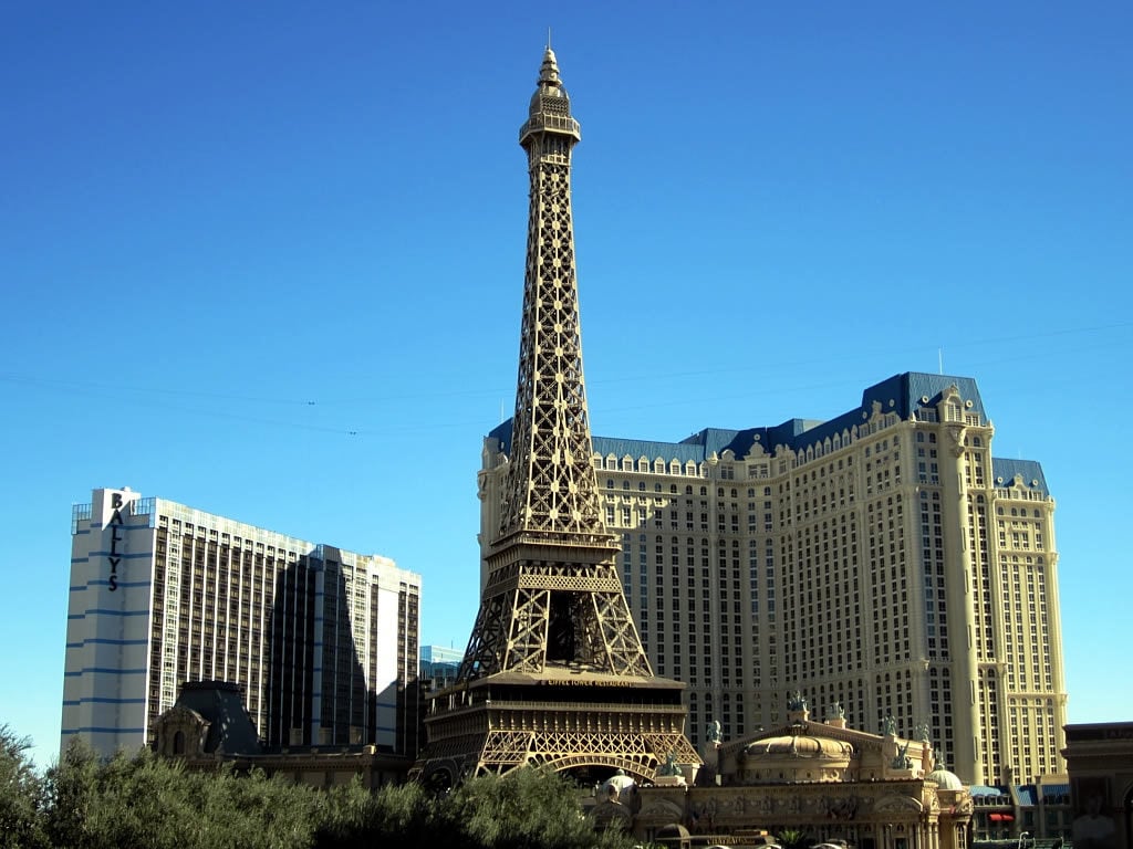 Diacrítico todos los días atleta The Eiffel Tower in Las Vegas, Nevada - Kid-friendly Attractions | Trekaroo