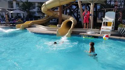 Kid Friendly Hotels Near Wheel Fun Rentals Waterfront Adventures On The Strand Huntington Beach Ca Trekaroo