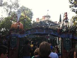 Haunted Mansion Holiday Disneyland In Anaheim California Kid Friendly Attractions Trekaroo - haunted mansion holiday roblox